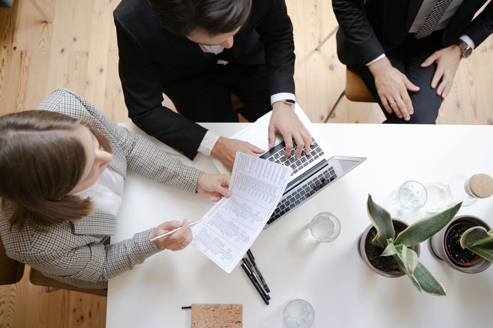 Profesionales en reunión de negocios